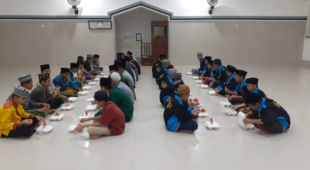 Buka Puasa Santri Tahfizh